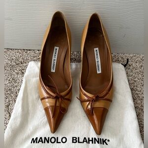 MANOLO BLAHNIK PUMPS